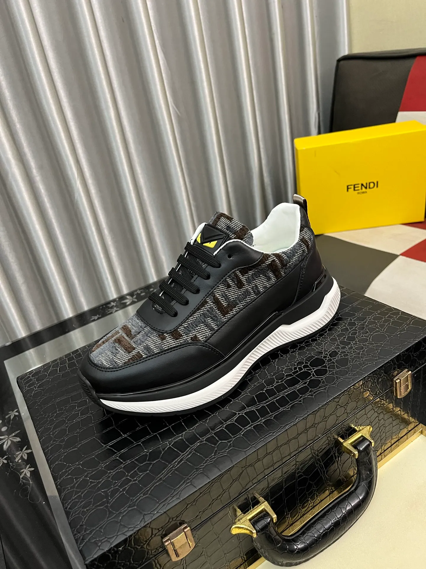 Men's Men's Shoes💰458⌚️⌚️[FENDI] Fendi's classic and comfortable men's, this complex sneaker is made of soft calfskin➕genuine leather lining➕original ultra-light rubber material with rough outsole. This unique light style is suitable for the casual and refined sensibility of this season. It is comfortable and natural on the feet. It is an everyday style for casual travel in autumn and winter! 38−444️⃣colors available